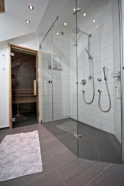 Bild: Dusche und Sauna
